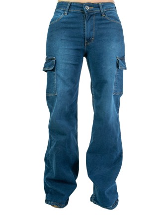 Pantalon cargo claro.