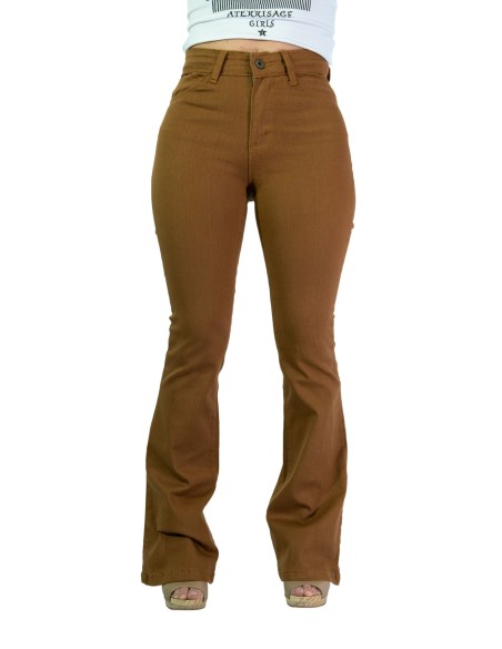 Pantalón flare color.