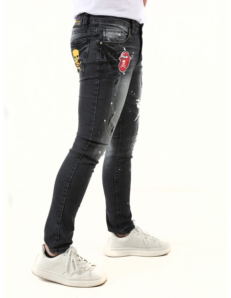  serigrafia calavera y punal.Modelo skinny estrecho de cinco bolsillos con cremallera y boton metalico.