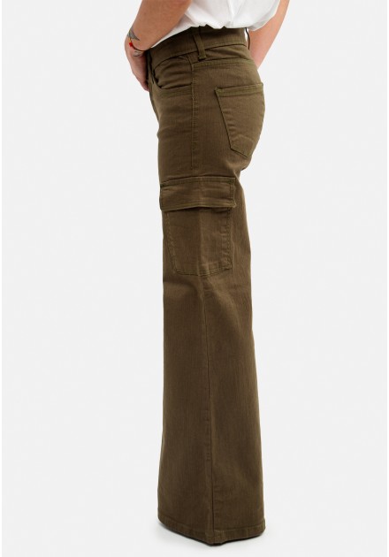 Pantalon cargo color.