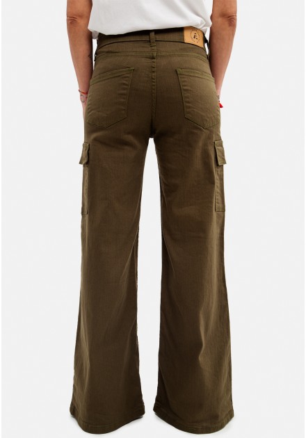 Pantalon cargo color.