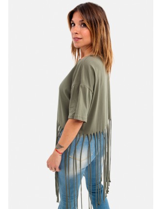 Camiseta manga corta, parches y flecos.