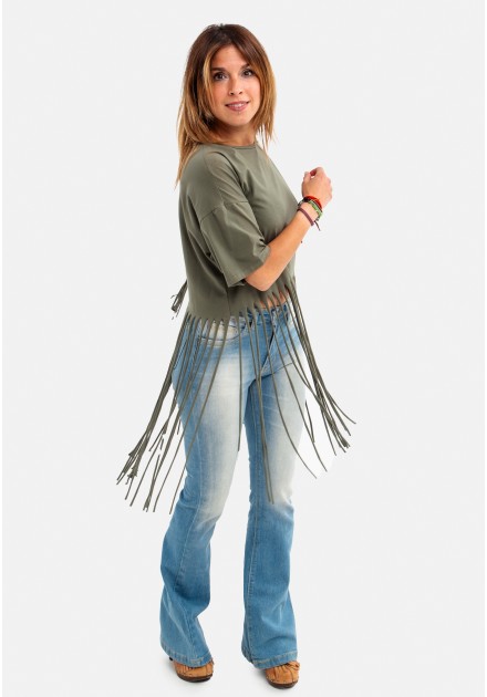 Camiseta manga corta, parches y flecos.