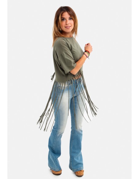 Camiseta manga corta, parches y flecos.