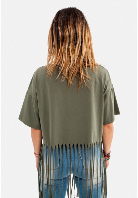 Camiseta manga corta, parches y flecos.