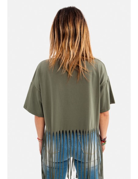 Camiseta manga corta, parches y flecos.