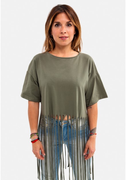 Camiseta manga corta, parches y flecos.