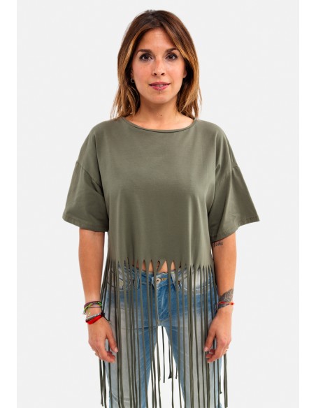 Camiseta manga corta, parches y flecos.